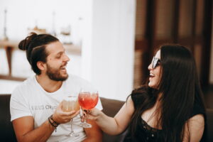 Cuplu care discuta relaxat la o intalnire reusita