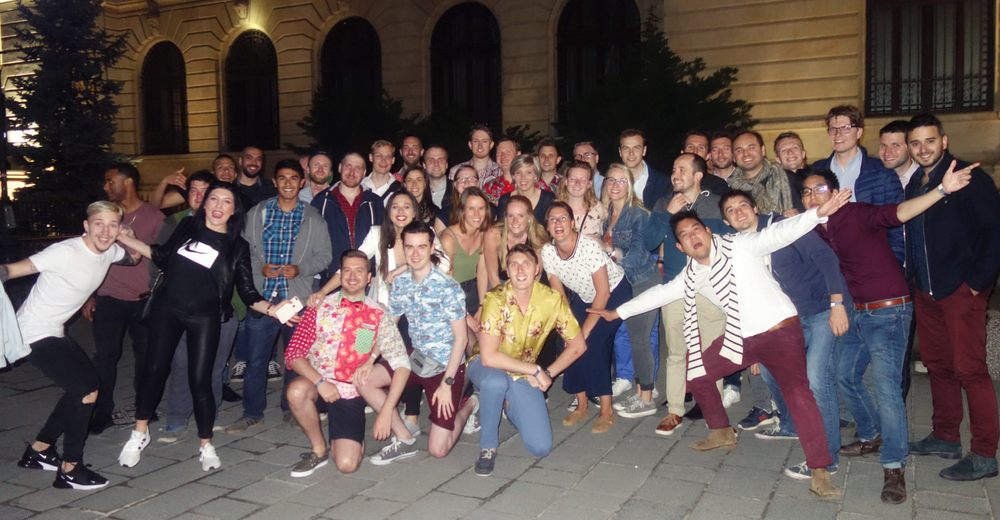 Grup la un tur de baruri in Bucuresti