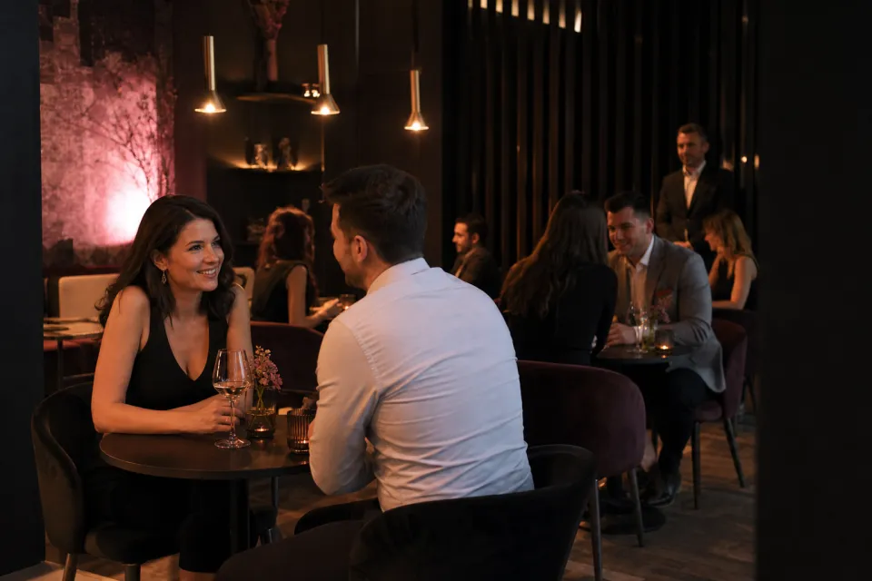 Participanti la un eveniment de speed dating